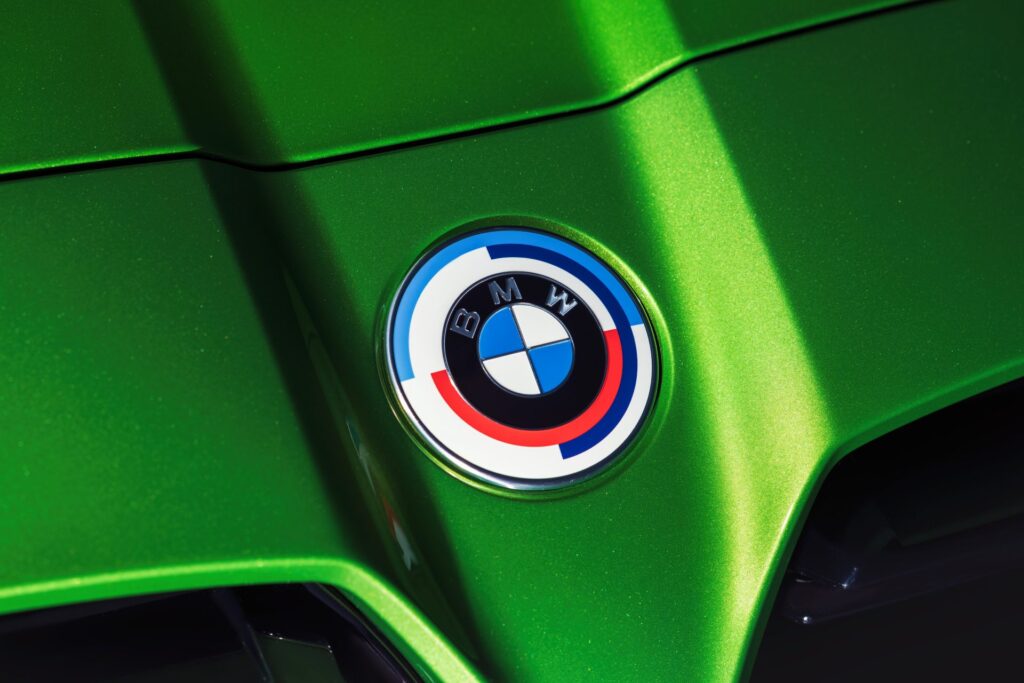 BMWs logga på grön bil