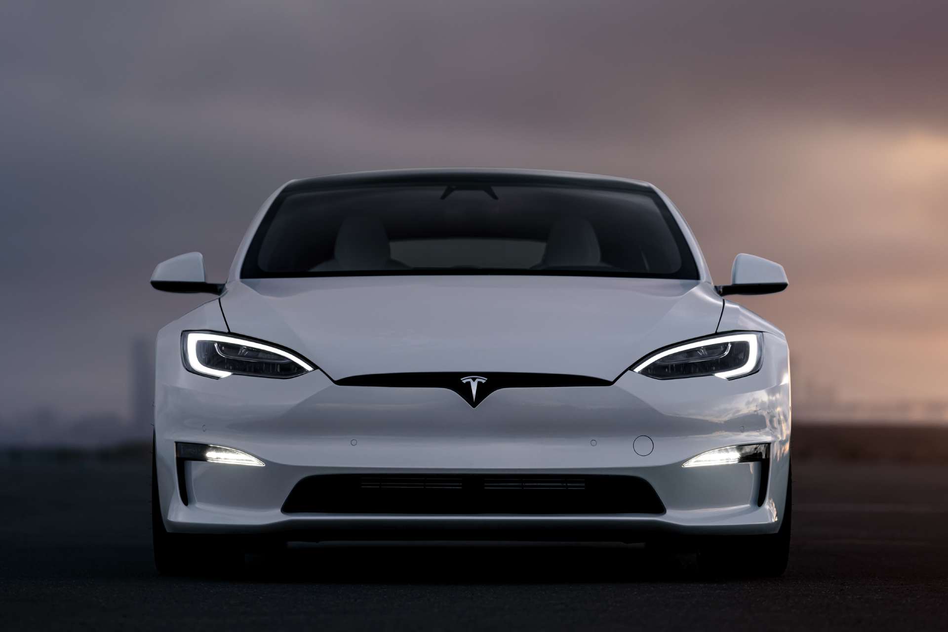 En vit Tesla Model S